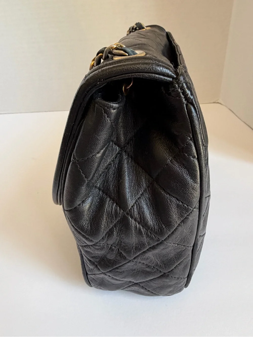 CHANEL Black Quilted Lambskin Shoulder Bag with Gold Chain